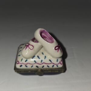 Lovely Vintage Micro Porcelain Limoges Style Dresser Box-Shoes [Y8-W6-A9]